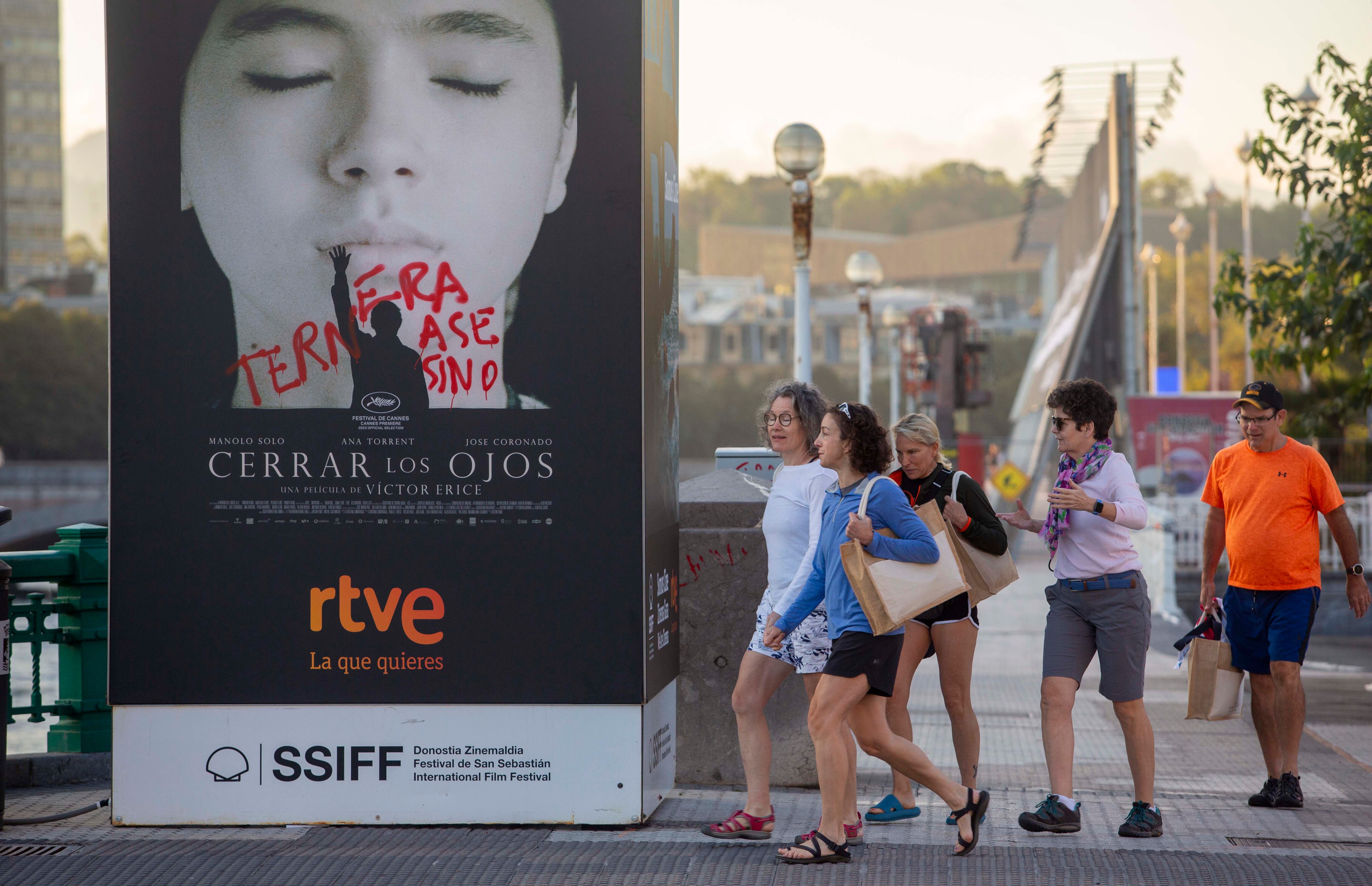 Pintadas sobre Josu Ternera en carteles del festival cine San Sebastián.