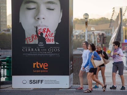 Una pintada con la frase "Ternera asesino" en un cartel del festival de cine de San Sebastián.