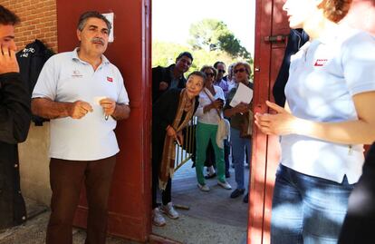 Turistas y público en general momentos antes de acceder a la plaza de toros.