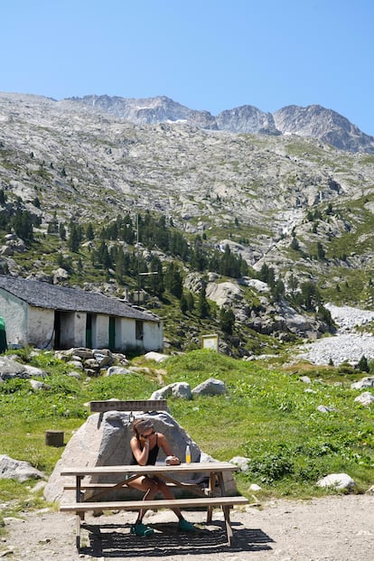Descanso en el refugio de La Renclusa, de aquí parte una de las sendas de ascensión hacia el Aneto.
