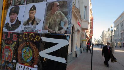 Tienda del centro de Moscú con propaganda a favor de Putin y de la guerra en Ucrania.