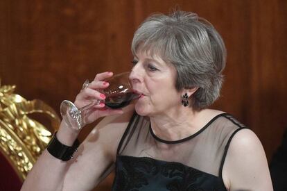 La primera ministra Theresa May bebe un vaso de vino en el banquete anual del Lord Mayor en el Guildhall de Londres.