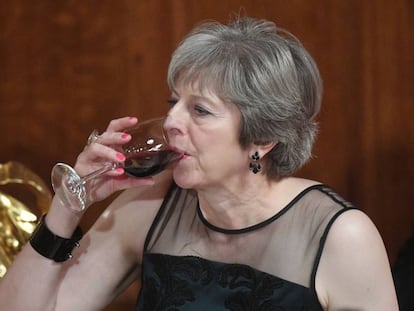 La primera ministra Theresa May bebe un vaso de vino en el banquete anual del Lord Mayor en el Guildhall de Londres.