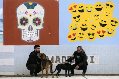 Fernando López y Javier González, junto a Sam y Noa en el centro penitenciario Madrid VI de Aranjuez. 