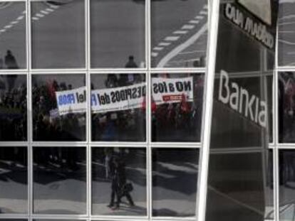 Concentración ante la Torre Bankia, sede del banco. EFE/Archivo