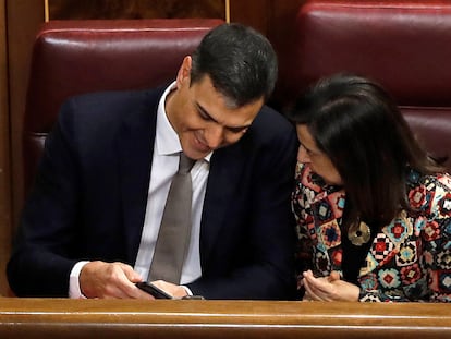 Pedro Sánchez y la ministra Margarita Robles, en una imagen de mayo de 2018 en el Congreso de los Diputados.