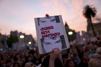 Una pancarta pide por Santiago Maldonado durante la manifestación a Plaza de Mayo del 1 de septiembre.