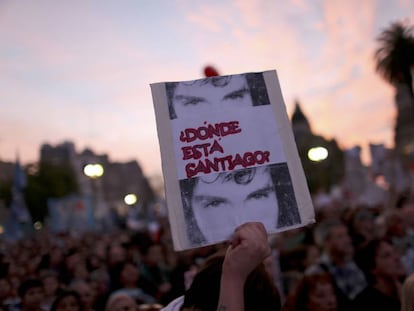 Una pancarta pide por Santiago Maldonado durante la manifestaci&oacute;n a Plaza de Mayo del 1 de septiembre.