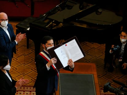 El presidente chileno, Gabriel Boric, sostiene la versión final de la nueva Constitución propuesta por el país durante una ceremonia en el antiguo Congreso en Santiago (Chile), el 4 de julio de 2022
