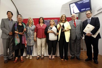 Foto de familia de los galardonados con el Premio de Periodismo contra la Violencia de G&eacute;nero, en la ceremonia de este viernes. 