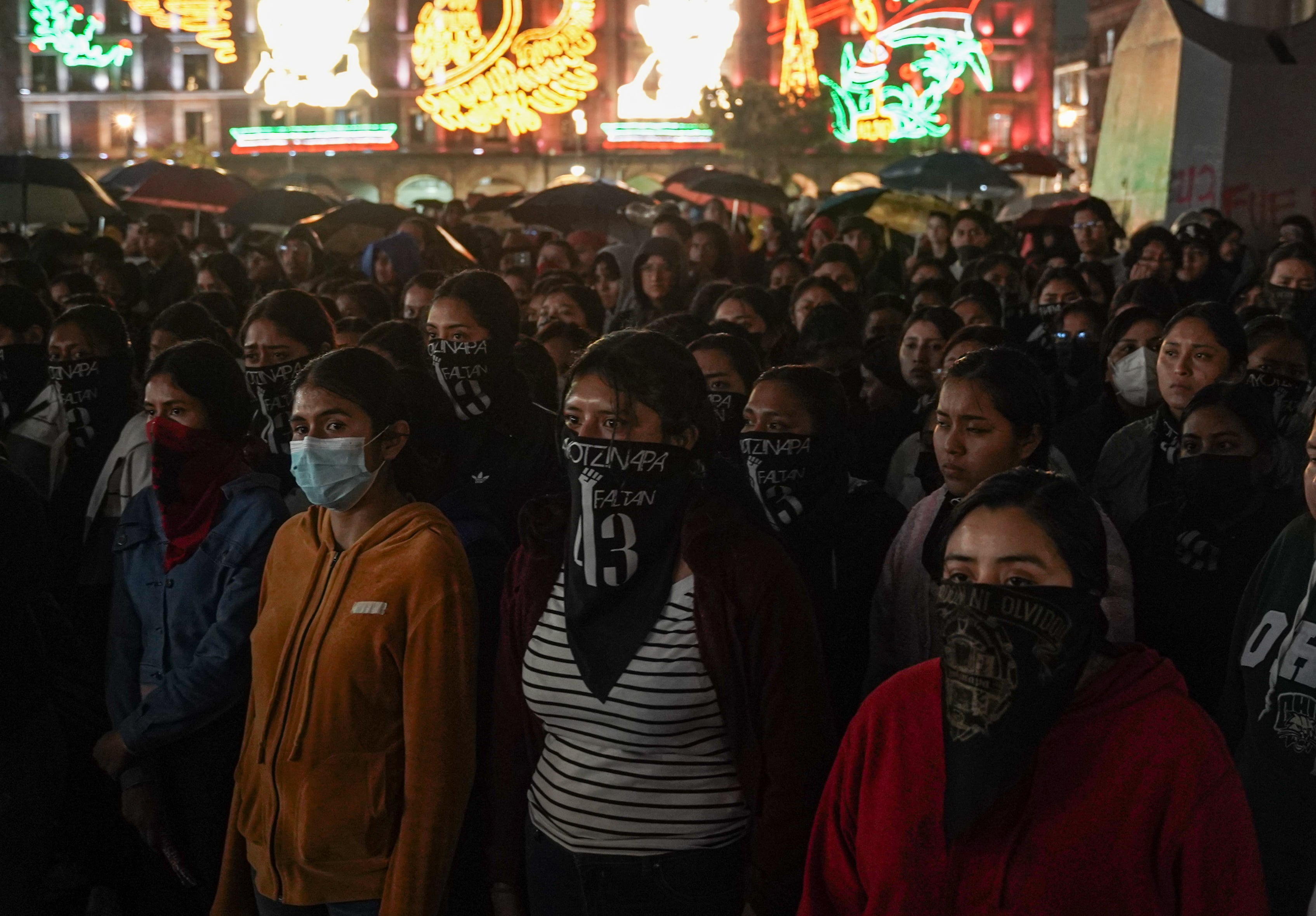 Cientos de personas escuchan a los familiares de los 43 estudiantes desaparecidos al llegar al Zócalo capitalino, tras la manifestación de este jueves. 