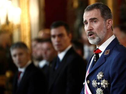 El rey Felipe VI, junto al presidente Pedro Sánchez, durante su discurso de la pasada Pascua Militar.