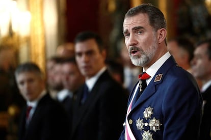 El rey Felipe VI, junto al presidente Pedro Sánchez, durante su discurso de la pasada Pascua Militar.
