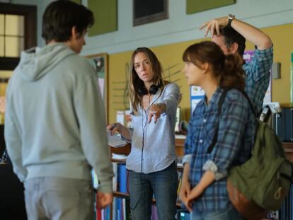 Sian Heder, en el centro, con Emilia Jones en el rodaje de 'CODA: Los sonidos del silencio'.