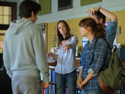 Sian Heder, en el centro, con Emilia Jones en el rodaje de 'CODA'.