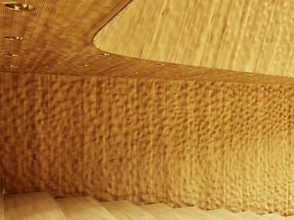 Las paredes de la Sala Pequeña, diseñadas por Yasuhisa Toyota, están recubiertas por paneles de madera.