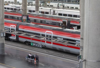 Viajeros en la estación Puerta de Atocha-Almudena Grandes, el 5 de diciembre.