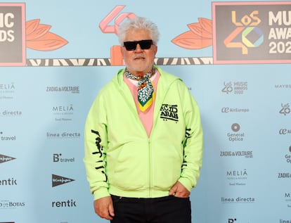 El director de cine Pedro Almodóvar posa para los fotógrafos a su llegada a la gala de LOS40 Music Awards. Almodóvar ganó un Premio Golden a su trayectoria que le entregó Rossy de Palma. En su discurso, el director manchego contó: "Estaba en Madrid a primero de los setenta y trabajaba en Telefónica y con el primer sueldo que tuve me compré una cámara de Super 8 y empecé a hacer cine. Haciendo cine con absoluta libertad y dependencia". 