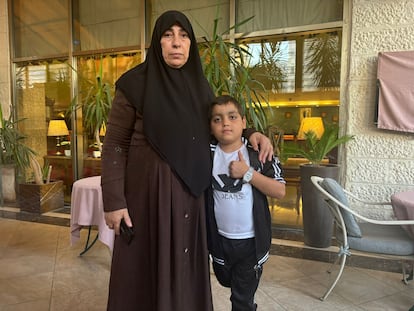 Mojahed Mohammed Tayseer Ab Dan, niño gazatí que sufre leucemia, y su abuela Sausan Suleiman Al Atrash en el hotel de Amán donde residen mientras el niño recibe tratamiento oncológico.