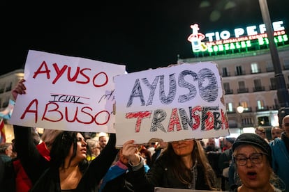 Varios carteles durante una manifestación para defender las leyes Trans y LGTBI de la Comunidad de Madrid, en la Puerta del Sol en noviembre de 2023.