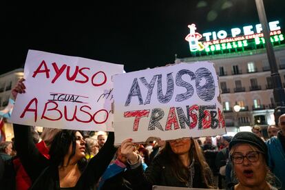 Varios carteles durante una manifestación para defender las leyes Trans y LGTBI de la Comunidad de Madrid, en la Puerta del Sol, a 13 de noviembre de 2023, en Madrid (España). 