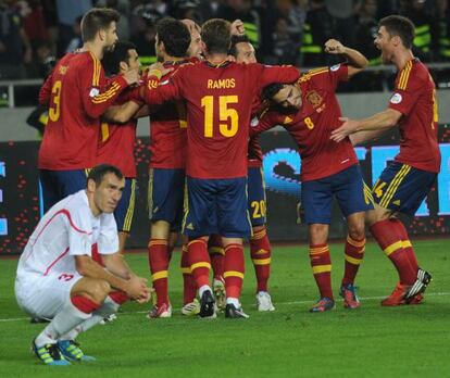 Los jugadores de España celebran su gol ante Georgia