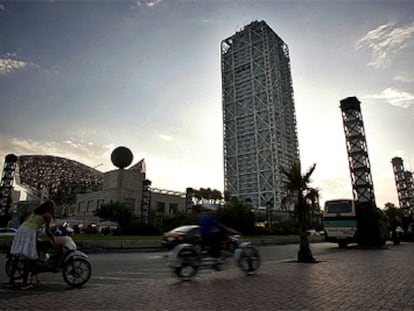 El hotel Arts de Barcelona, ubicado frente al Puerto Olímpico.