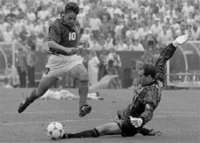 Baggio dribla a Zubizarreta antes de marcar el 2-1 con el que Italia eliminó a España en el Mundial de 1994.