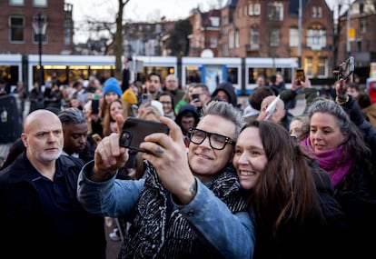 Decenas de seguidores de Robbie Williams esperaron al artista a las puertas del MOCO Museum de Ámsterdam, el pasado 7 de marzo.
