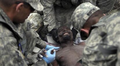 Un hombre, identificado como Rico Duprévil, ha sido rescatado de entre los escombros dos semanas después del terremoto de Haití