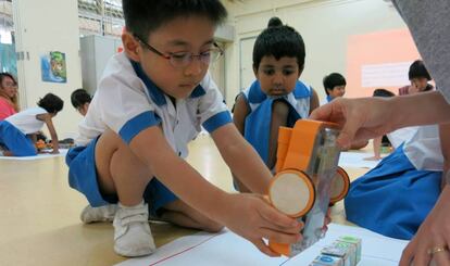 Un alumno de preescolar juega con Kibo, un juguete robotizado.