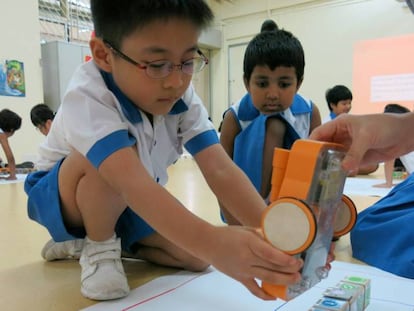 Un alumno de preescolar juega con Kibo, un juguete robotizado.