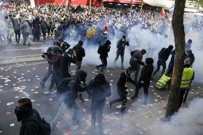 Confrontos entre manifestantes e policiais durante o comício de 1º de maio em Paris.