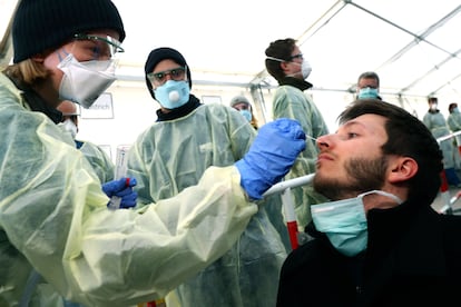 Pessoal sanitário colhe amostras para análise de coronavírus em uma instalação de Munique (Alemanha).