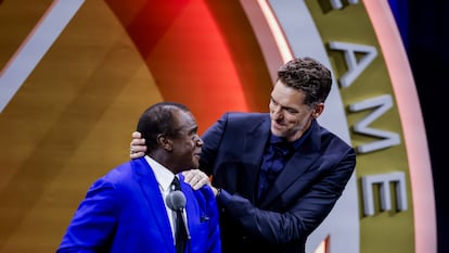 Pau Gasol sube al escenario después de ser incluido al Salón de la Fama del baloncesto.