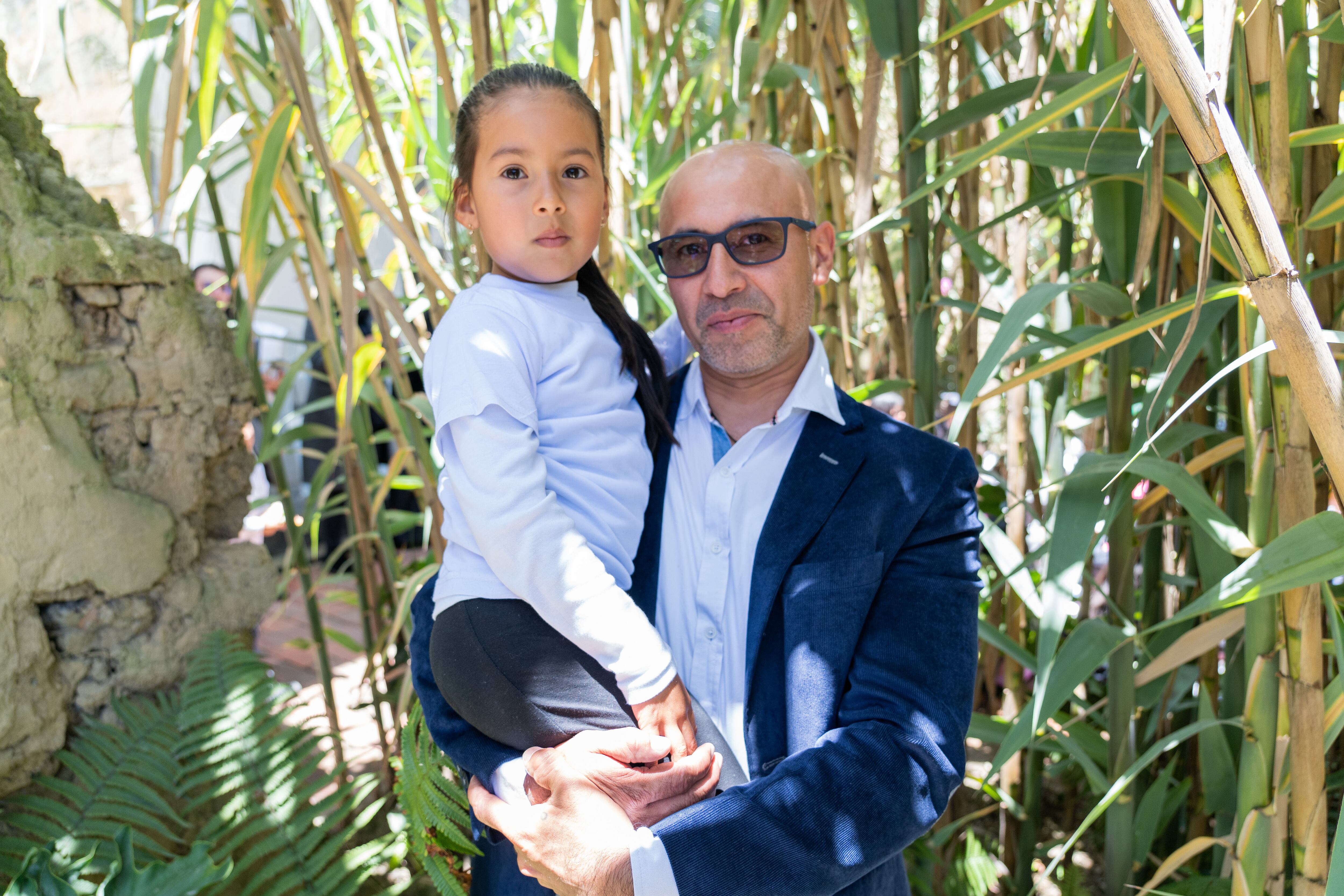 El excombatiente de la extinta guerrilla de las FARC, Carlos Villarraga, junto a su hija, en Bogotá, el 18 de agosto de 2022.