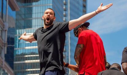 Marc Gasol, en la celebración de la victoria de su equipo, los Raptors, en Toronto, el lunes.