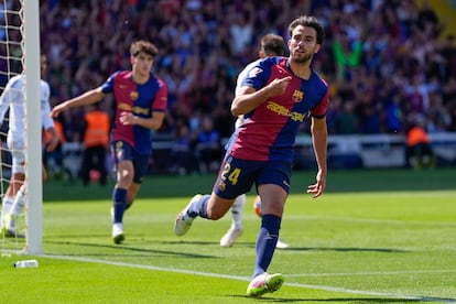El defensa del Barcelona Eric García celebra el primer gol del equipo.