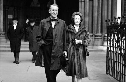 Ian Fleming con su esposa Ann en diciembre de 1963.