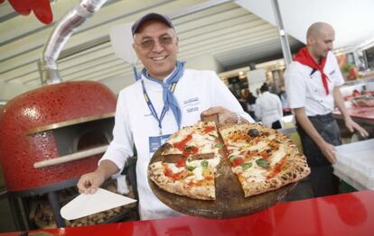El cocinero Enzo Coccia sostiene una de sus famosas pizzas este domingo en San Sebastián.