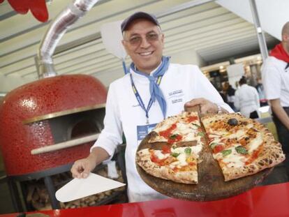 El cocinero Enzo Coccia sostiene una de sus famosas pizzas este domingo en San Sebasti&aacute;n. 