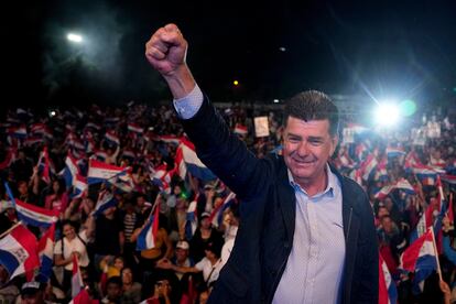 El candidato presidencial Efraín Alegre saluda a sus seguidores durante el cierre de la campaña de la Concertación, el 27 de abril de 2023 en Asunción, Paraguay.


LaPresse  Only italy and Spain