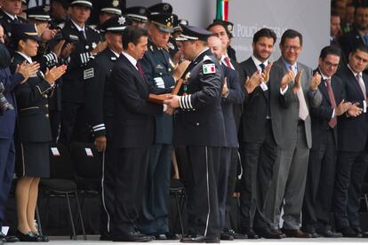 Enrique Peña Nieto y Manelich Castilla durante la celebración del 90 aniversario de la Policía Federal en la Ciudad de México.