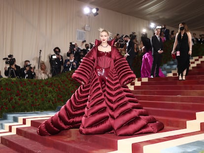 Gigi Hadid, con un espectacular 'lookl de Thom Browne, en la edición de 2022 dedicada a la historia de la moda americana.