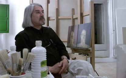 El pintor Jos&eacute; Hern&aacute;ndez en su estudio malague&ntilde;o, en 2003.
