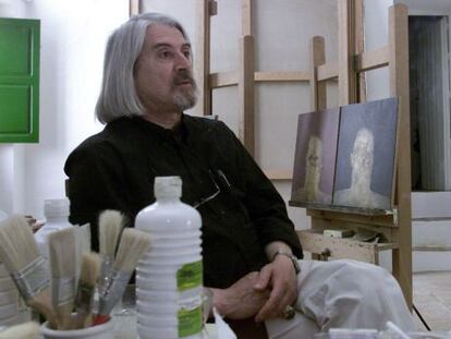 El pintor Jos&eacute; Hern&aacute;ndez en su estudio malague&ntilde;o, en 2003.