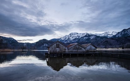 As águas do lago 'Kochelsee' na primeira hora da manhã em Schlehdorf, ao sul da Alemanha, em 9 de março.