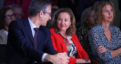 La ministra de Economía, Nadia Calviño, acompañada por el gobernador del Banco de España, Pablo Hernández de Cos, y la vicepresidenta de la CNMV, Ana Martínez-Pina, durante su intervención en un coloquio con motivo de la quinta edición del Día de la Educación Financiera.