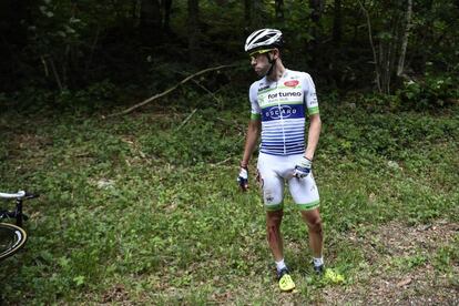 Eduardo Sepulveda, parado en la carretera, después de sufrir una caída. 