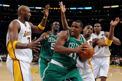 Glen Davis, obstaculizado por varios de jugadores de los Lakers.